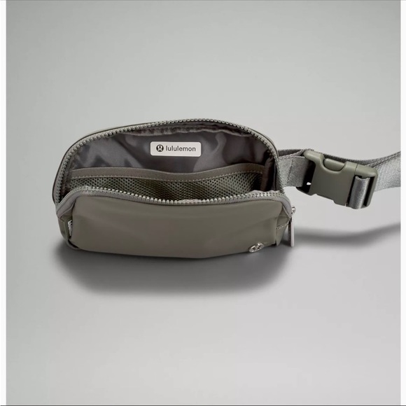 COPY - Lululemon Everywhere Belt Bag 1L NEW - Picture 6 of 10